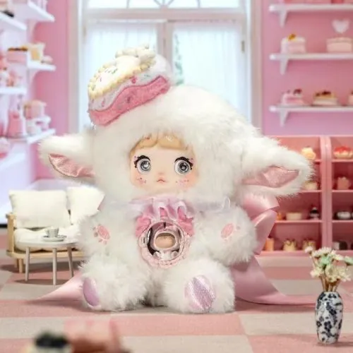 Nommi Edelweiss Frey plush figure in its bakery scene — official TOP TOY render, A Bite of Sweetheart series